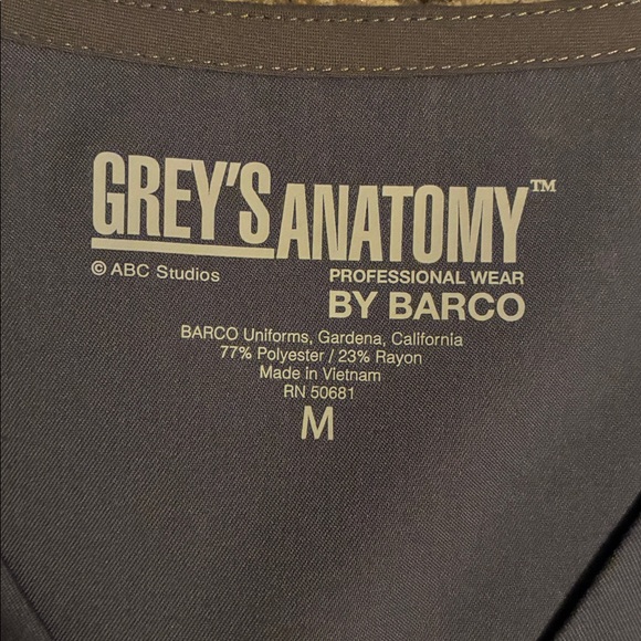 Grey’s Anatomy 2 pocket scrub top in granite -size medium NWT - Picture 3 of 5